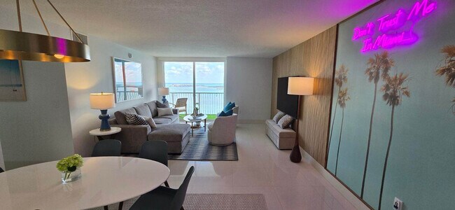 Foto del edificio - 1 SE 12th St