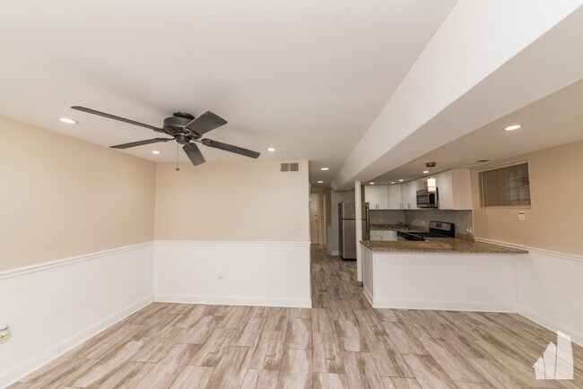 Building Photo - 1532 N Maplewood Ave