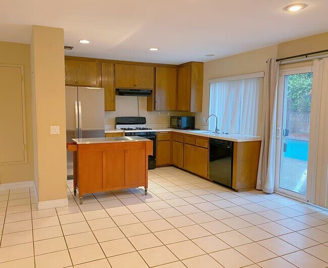 Building Photo - 324 S Palo Cedro Dr