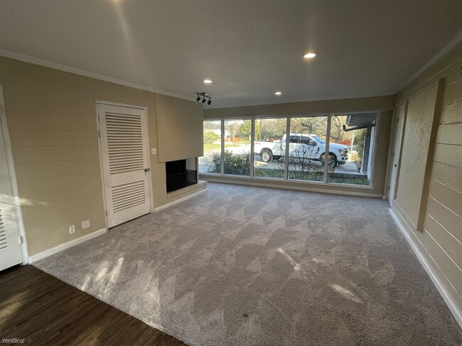 Building Photo - 3 br, 1 bath Duplex - 2233 W Oak St Apt 101