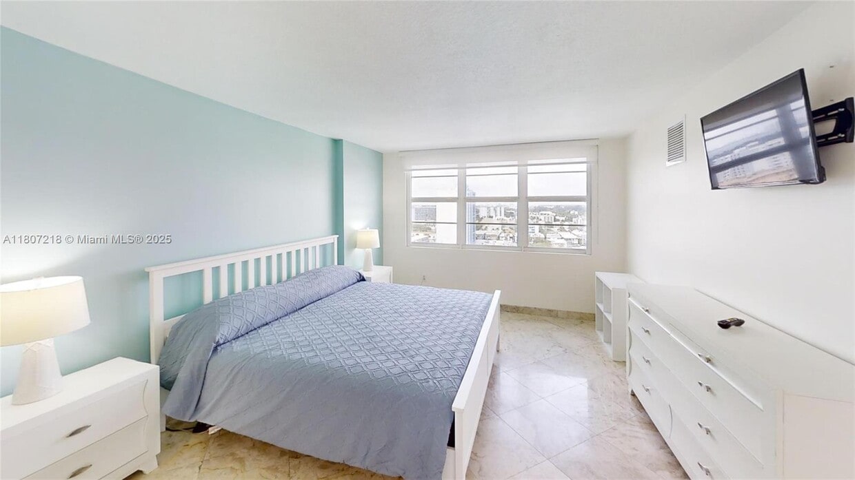 Primary Photo - 6917 Collins Ave