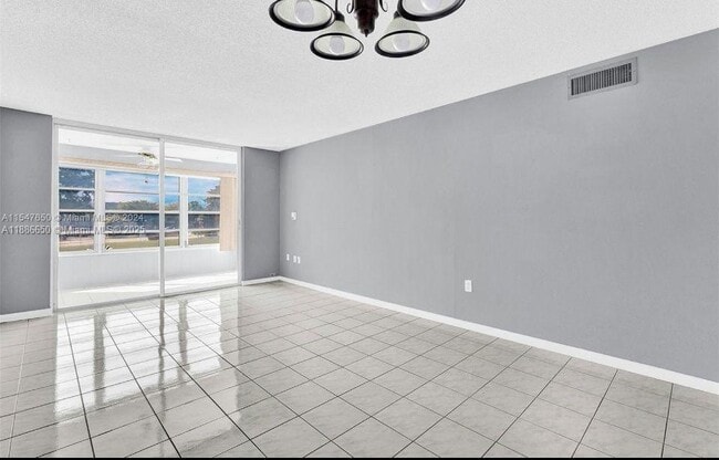 Foto del edificio - 8100 Sunrise Lakes Blvd