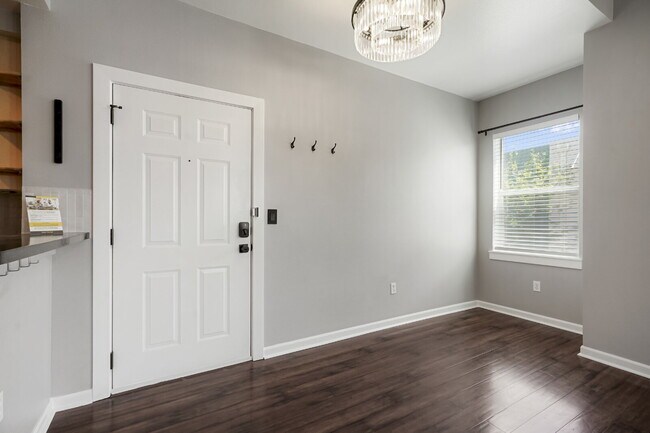 Foto del edificio - Starter 2 Bedroom with Dedicated Parking Space