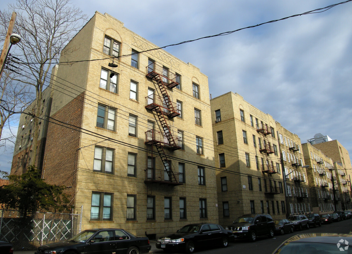 Primary Photo - 3021 Holland Ave