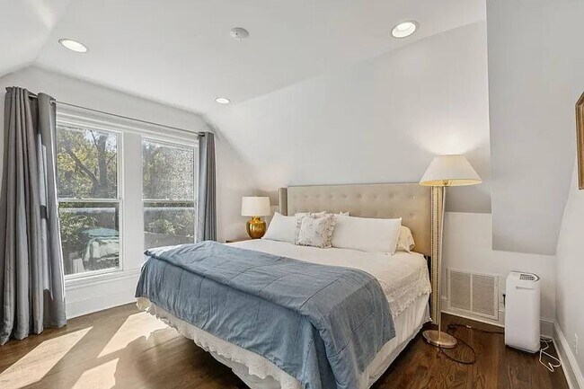 Foto del edificio - 2020 Lakeland Dr