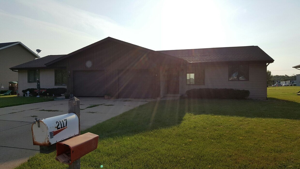 Primary Photo - Welcome Home to this charming 2 bedroom, 1...