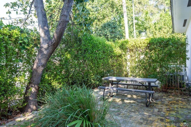 Foto del edificio - 521 NE 68th St