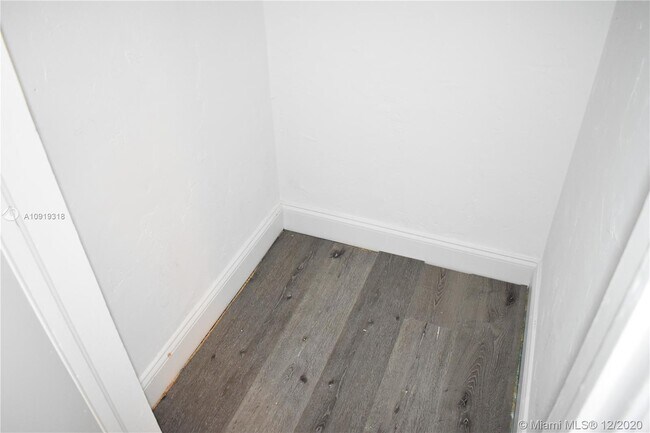 Foto del edificio - 1980 Biarritz Dr