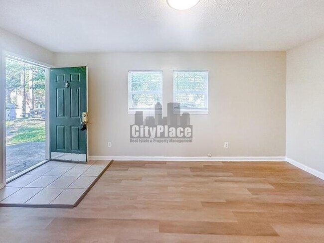 Building Photo - 2121 N Catherwood Ave