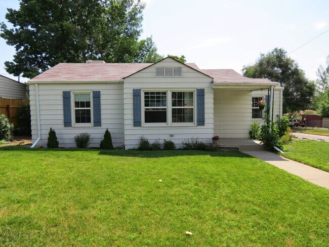 Building Photo - Bright and Spacious House on Large Corner Lot