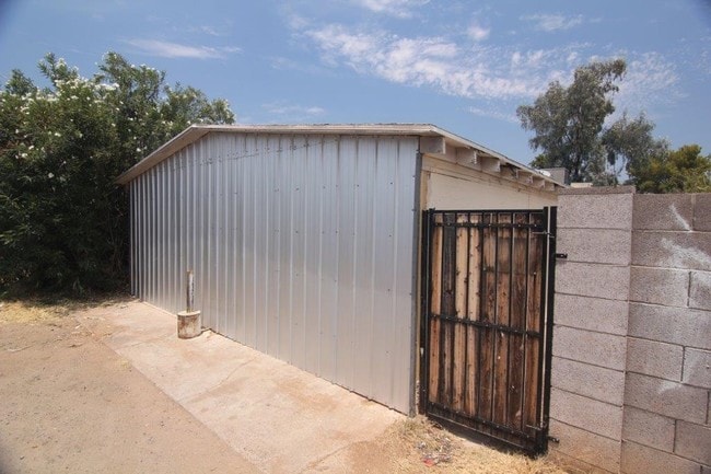 Building Photo - Flower Duplexes