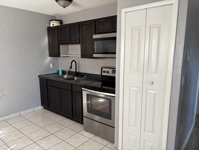 Building Photo - 440 Las Palmas Cir