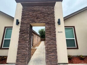Building Photo - 3609 Valeria St