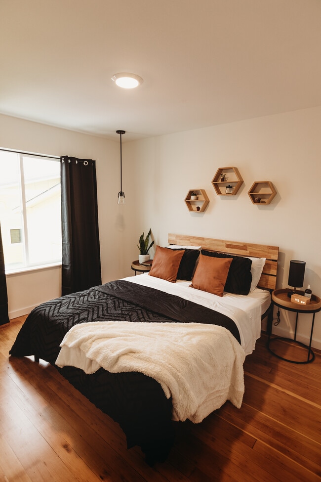 Building Photo - 207 E 9th St