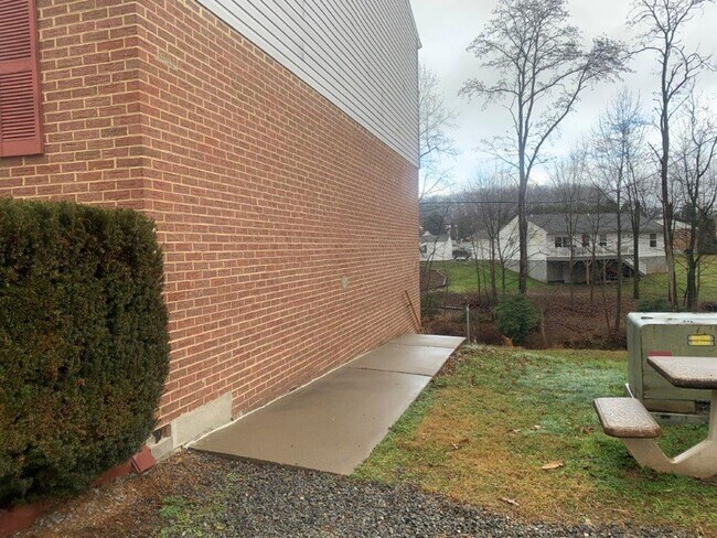 Foto del edificio - 696 Walborn Rd