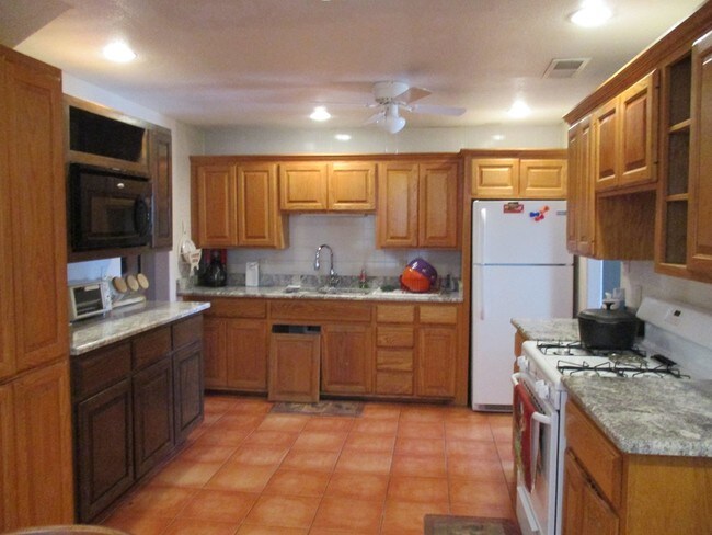 Building Photo - 910 W 22nd St