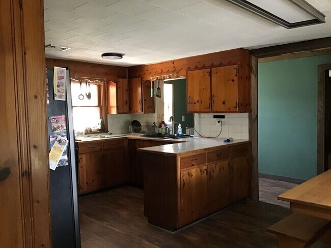 Building Photo - SPACIOUS SINGLE-FAMILY HOME AVAILABLE