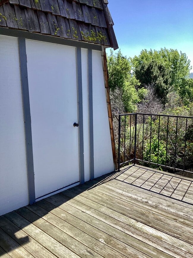 Building Photo - Cute 2 bed 1 bath apartment in nice neighb...