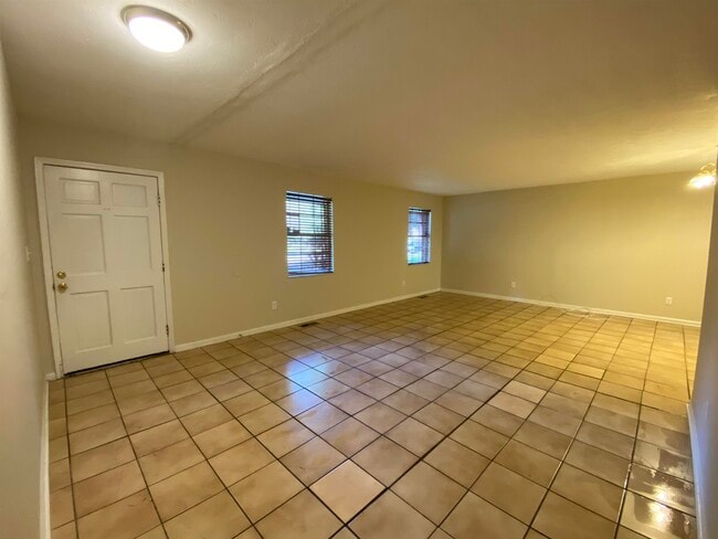 Building Photo - 2506 Waldemar Ln