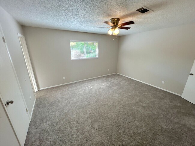 Foto del edificio - 2219 Goldbrier Ln