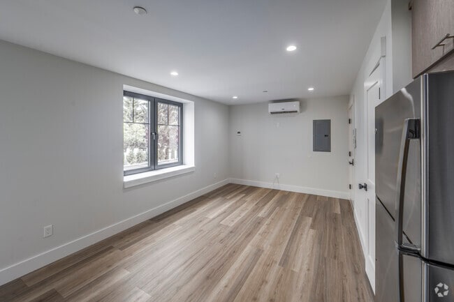 1BR, 1BA - 650SF - Living Room - 1991 Union Blvd