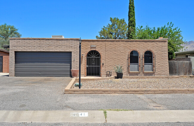 Building Photo - Ft Lowell and Swan - Great central location!