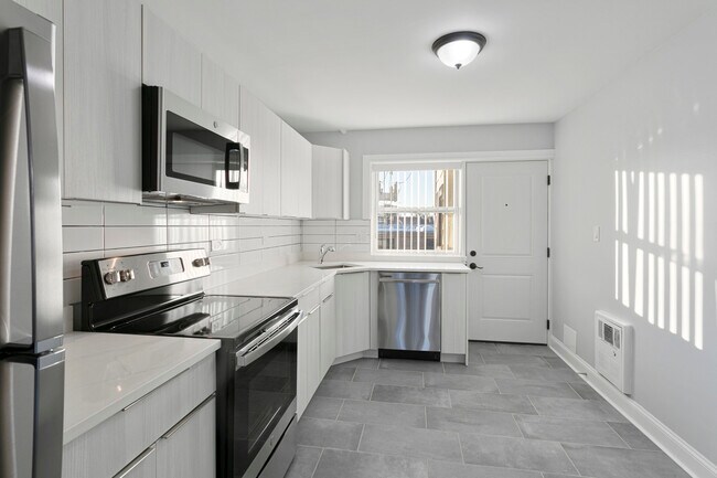 Building Photo - 7634 N Eastlake Terrace