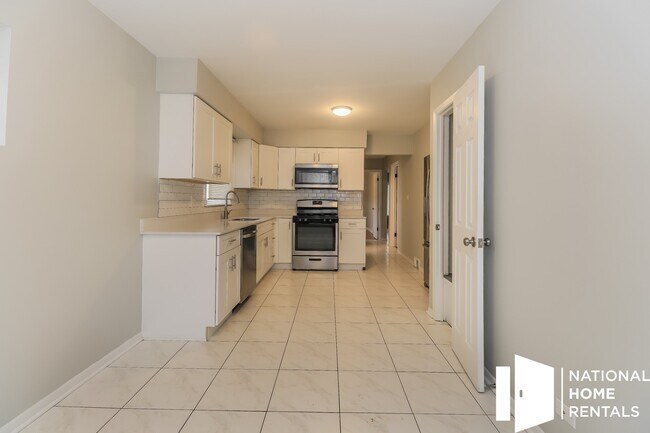 Building Photo - 400 Broker Ave