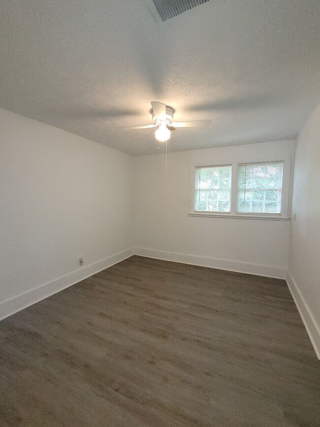 Building Photo - 4 BR 2BA