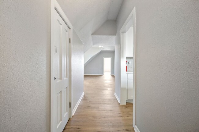Building Photo - Victorian-style apartment available in the serene SW Hills