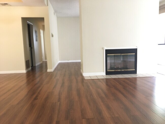 Foto del edificio - 4201 Via Marisol Via