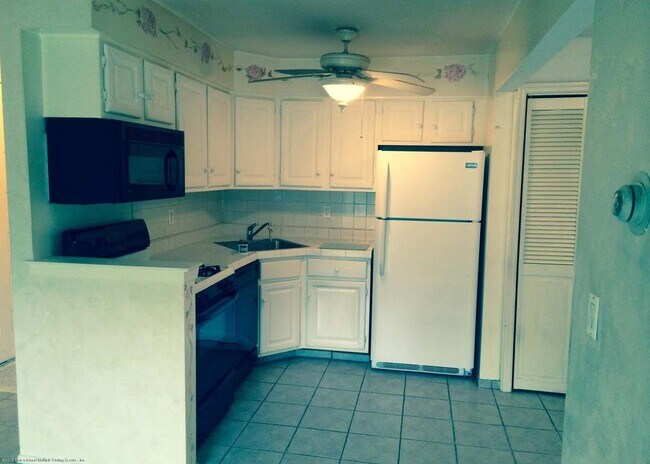 Foto del edificio - 40 Donna Ct