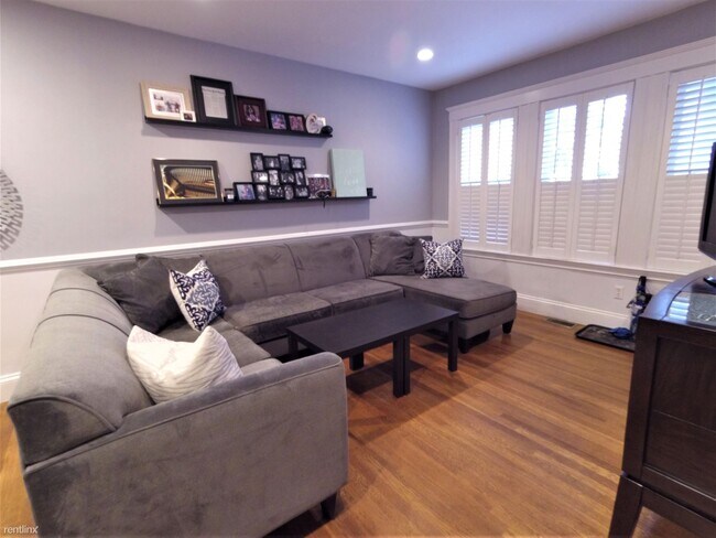 Building Photo - 1 br, 1 bath Condo - 772 Centre St Apt 3