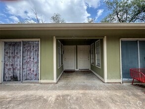 Building Photo - 2900 Lovell Dr