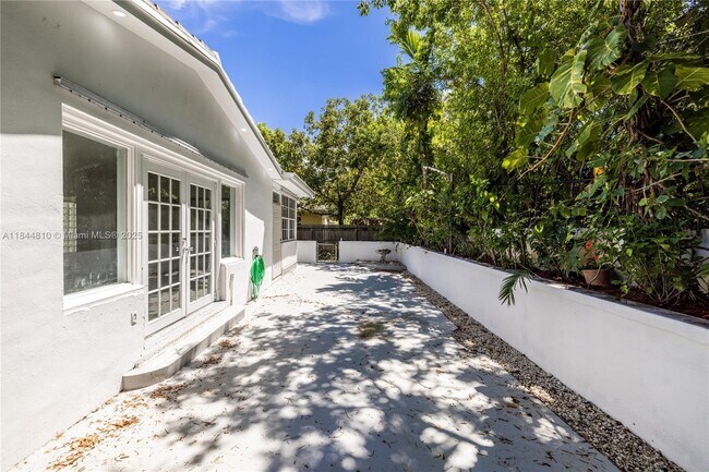Foto del edificio - 720 NE 70th St