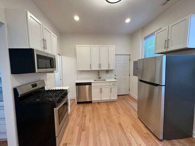 Foto del edificio - 1350 N Greenview Ave