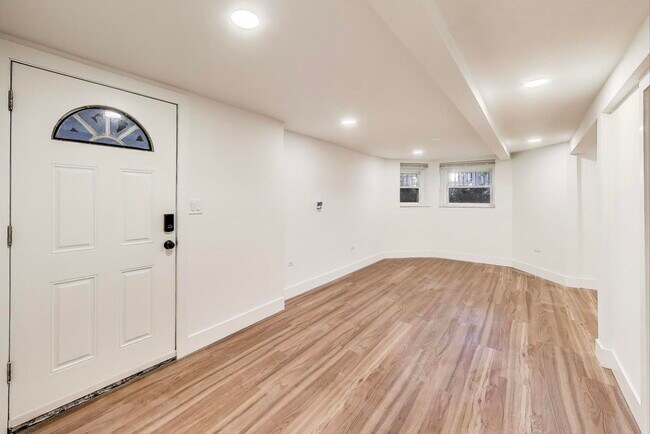 Foto del edificio - 2704 N Sacramento Ave