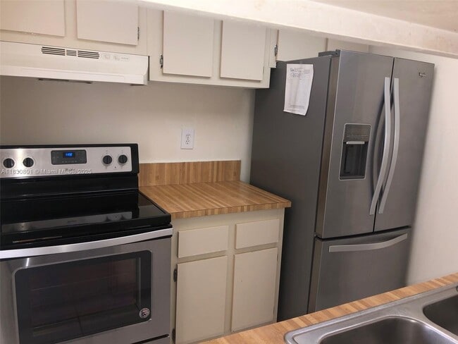 Foto del edificio - 8006 SW 149th Ave