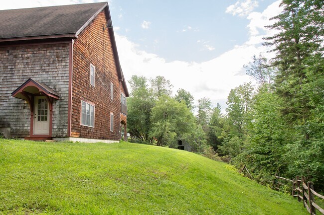 Foto del edificio - 477 Dunham Rd