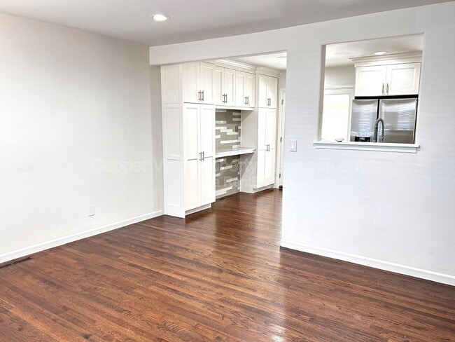 Foto del edificio - 7871 Yates St