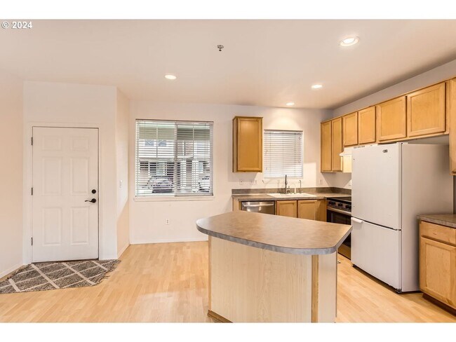 Foto del edificio - Charming Two-Story Home with Open Layout, ...