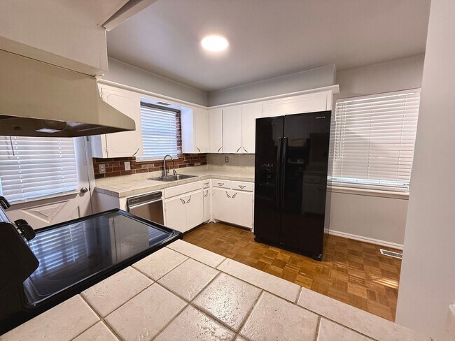 Building Photo - Charming 3 BD 1.5 BA w/ Bonus Room in the ...