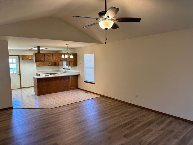 Building Photo - All brick 3 bed 2 bath home in Nixa.