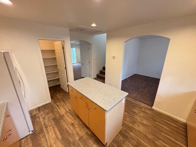 Foto del edificio - Beautiful 3 Story 4Bed/3.5/2Car residence located in the Tapestry Community