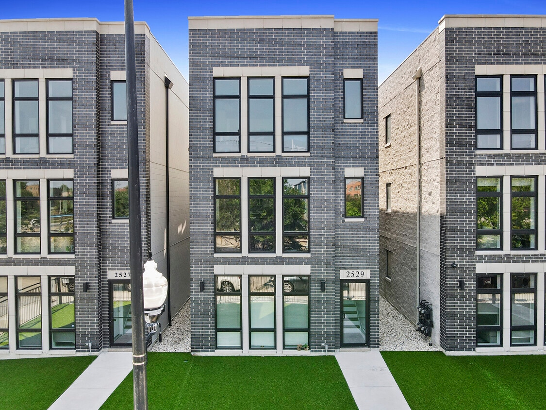 Primary Photo - 2529 W Congress Pkwy