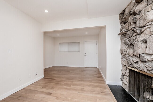 2BR, 1BA - 800 SF - 909 W Beach Ave