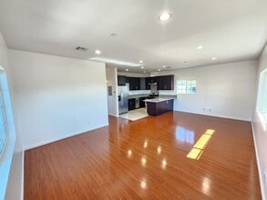 Building Photo - 1516 1/2 N Kingsley Dr