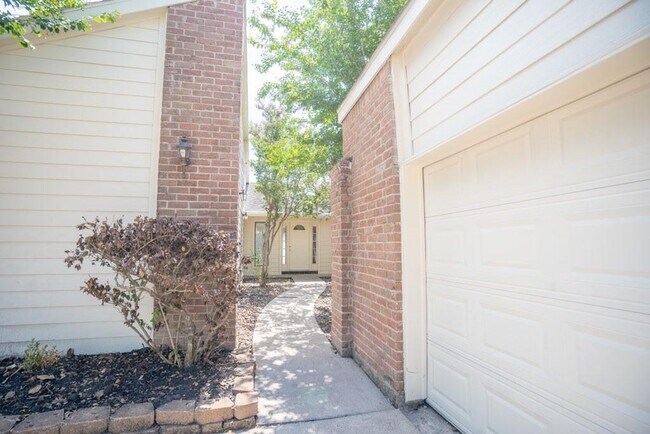 Building Photo - 14211 Hillvale Dr