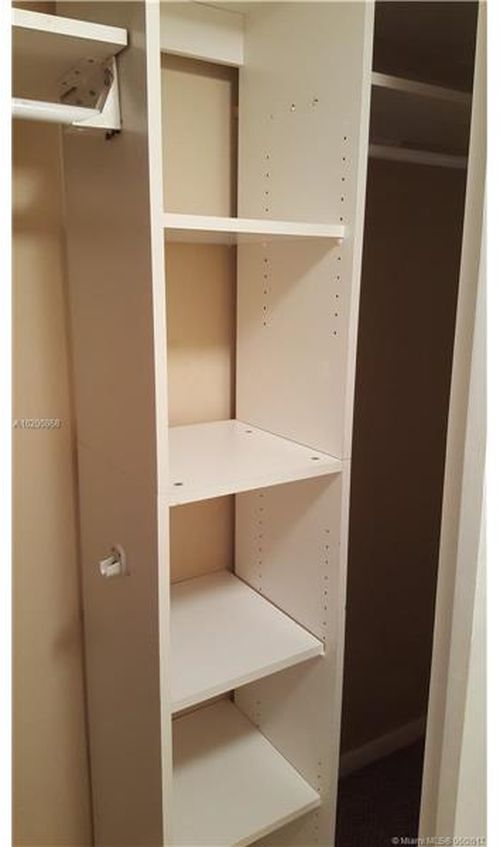 Foto del edificio - 7980 N French Dr