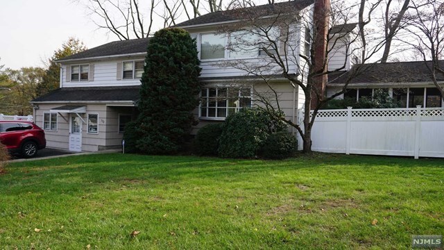 Building Photo - 112 E Grand Ave